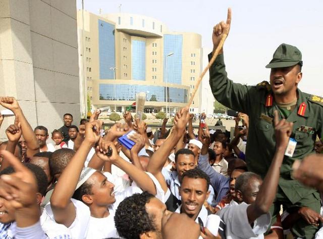 总统养虎为患，民兵翻脸引发苏丹三年内战，百万平民命运谁来管