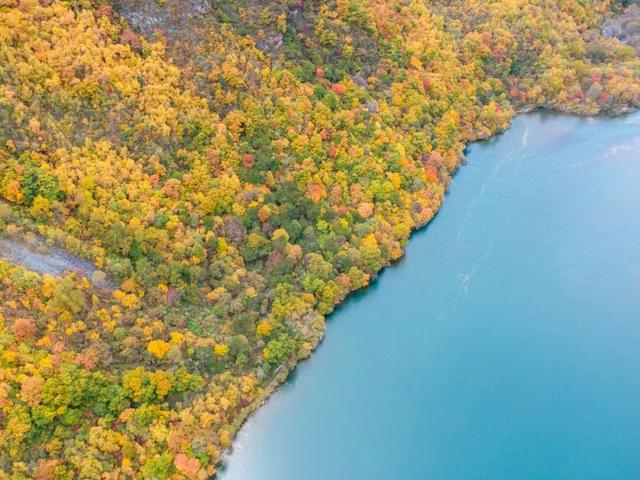 闯入秋日油画！松坪沟彩林巅峰绽放，泡私汤温泉，看千年非遗打铁花！