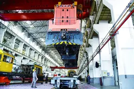 全国首台出口智利氢能源机车在常落车图片