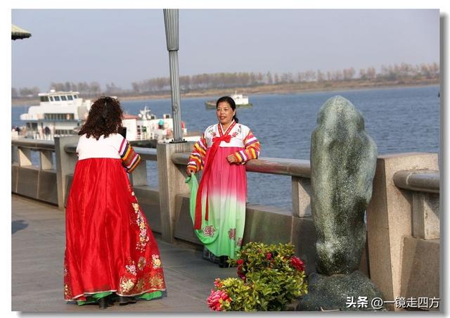 漫步丹东鸭绿江畔，可以隔江望见对岸的朝鲜