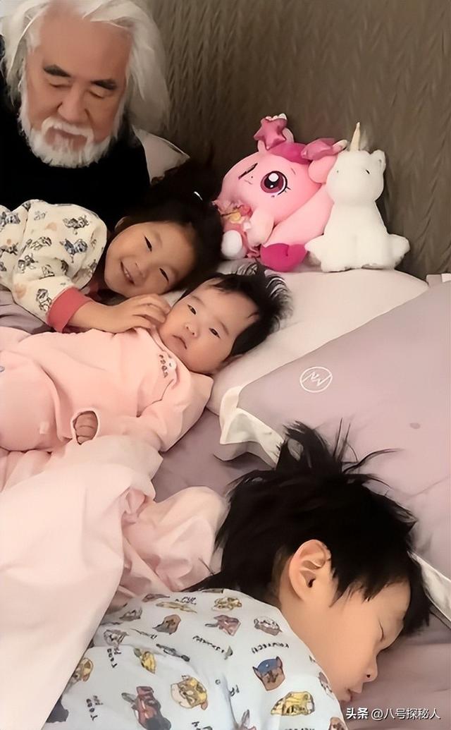 74岁张纪中“服老”了，剃胡须染黑发年轻20岁，和杜星霖更般配