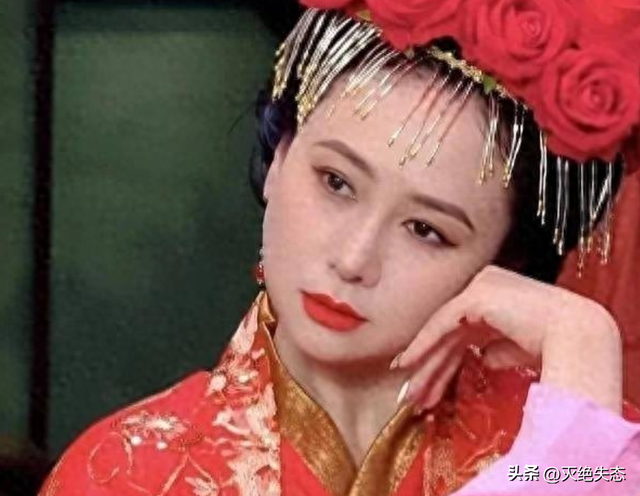 落难的凤凰不如鸡，这些沦落到给景区打工的明星，一个比一个心酸