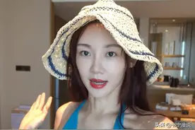 苗苗带儿子女儿赶海，穿吊带小肚子突出，网友直呼没有身材焦虑了图片