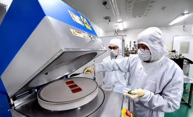 扬眉吐气！国产DUV光刻机研制成功，各国反应：美韩荷都不敢笑了