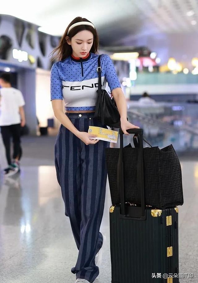 她身材真是太好了，大T恤都遮不住，所以她不能胖，一胖就特显壮