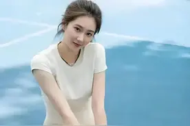 她就是王小羽，羽毛球女神图片