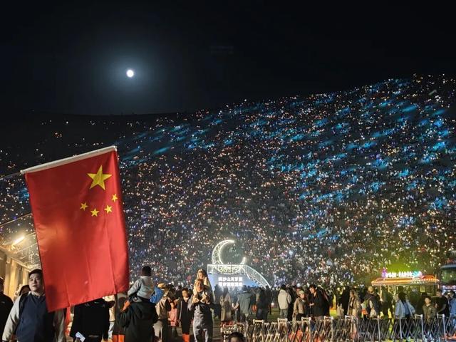 双节同庆，欢乐满溢！鸣沙山月牙泉再现文旅热潮