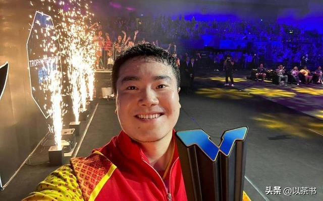 梁靖崑儿子太争气！子承父业获男单冠军奖状拿到手软，他亲自颁奖