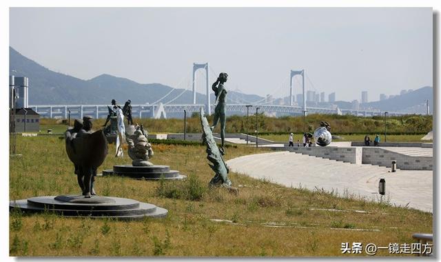 在大连陵水湾打造出的“海纳百川”国际雕塑景观带