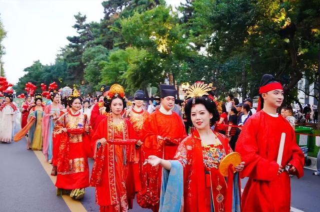 339.6万人点赞“向新”，文化与烟火点亮城市夜晚