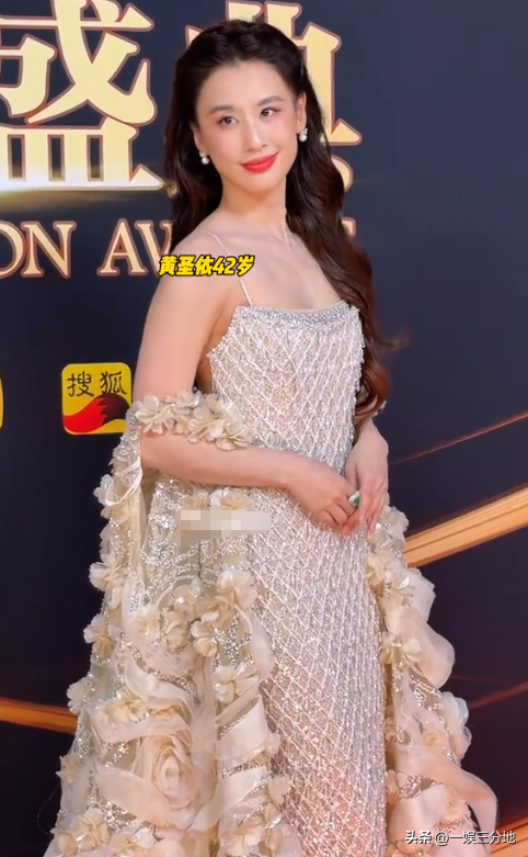 北京红毯	，摔跤、独眼龙造型	、礼服搭棉鞋，走秀反成大型灾难现场