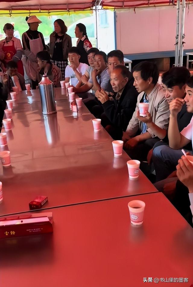 老人破坏水泥路面后续：民警走了又挖，村干部曝内情，子女被牵连