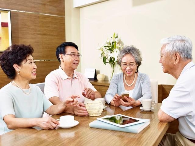 漂亮女邻居老公常年出差，她家灯泡总坏，每次都喊我去修