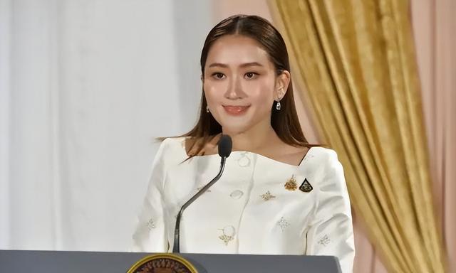 4比2，泰国最新民调出炉，佩通坦想官复原职，中方说了句公道话