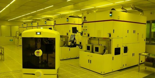 450台光刻机，2153亿！荷兰正式宣布，外媒：ASML开始秋后算账了