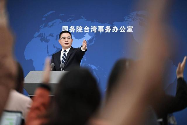 郑丽文先发出邀请，国台办明确回应	，关键时刻解放军轰6K抵台周边