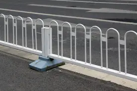 九龙坡为何拆除多条道路隔离栏？区城管局回应图片