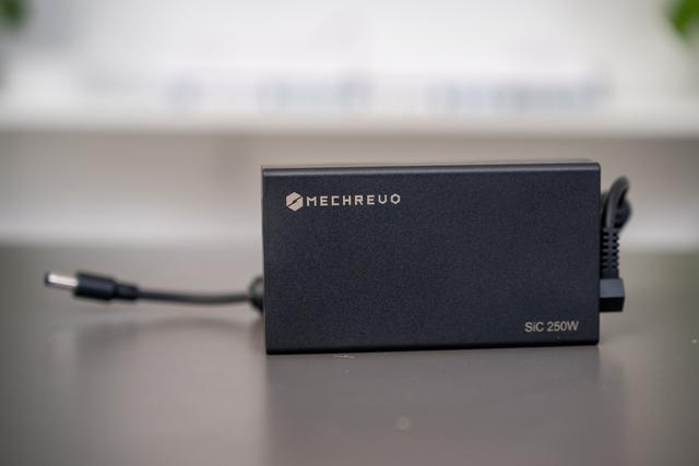 5000预算RTX5060游戏本抱回家 机械革命蛟龙16Pro评测