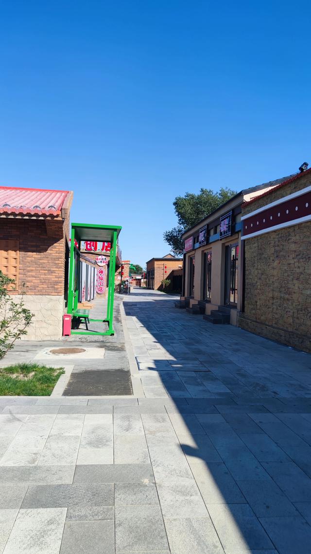 包头天下黄河第一村，靠着黄河边，风景还是不错的