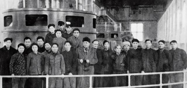 李鹏总理年轻时有多帅？1959年在吉林留影，31岁玉树临风气质不凡