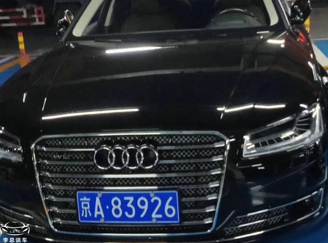 万达总部停车场，偶遇“王健林”的奥迪A8和埃尔法停一起