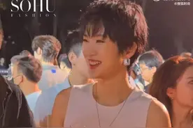 姚安娜站台华为发布会。一身白衣显优雅，手腕挂着华为Pocket2图片