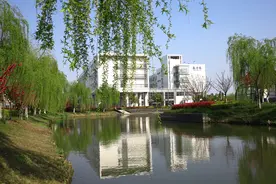 江苏一高校五一不调休放9天假，校方回应被称“放假大学”：教学任务完成了，就可以放图片