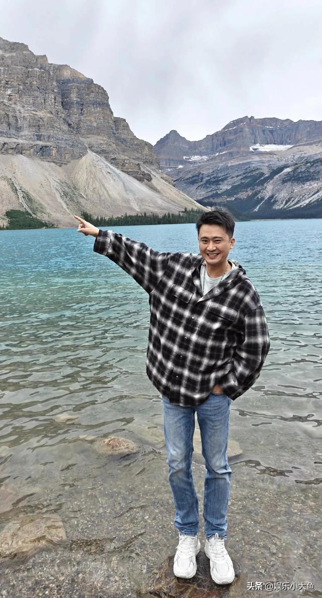主持人杨帆一家在加拿大旅行，俩女儿一个像爸一个像妈，好幸福