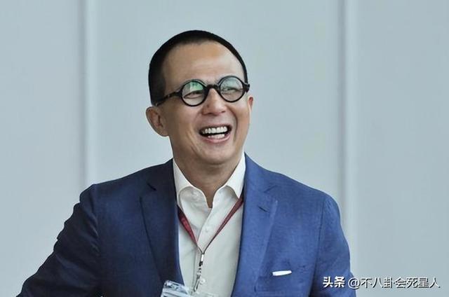 香港四大家族没落：李嘉诚父子撤退，郑裕彤儿子负债李兆基家躺平