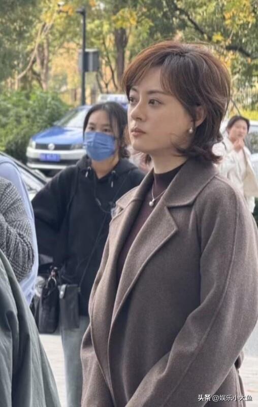 孙俪无锡拍戏被偶遇，身穿毛呢大衣新发型好洋气，本人又瘦又美！