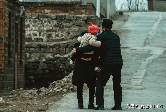 “男子殴打92岁母亲”事发地：邻居称老人四女一子 打人者为小儿子