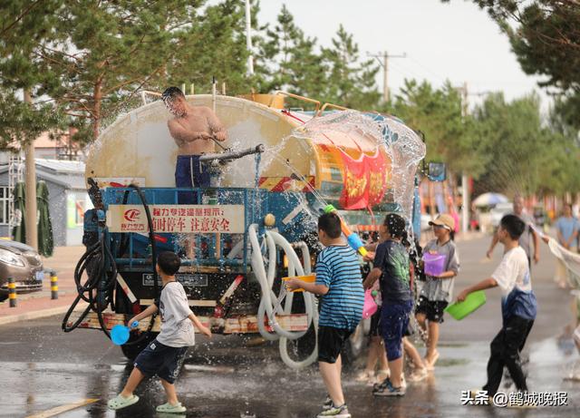 铁锋区查罕诺村第二届泼水节盛大启幕