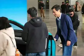 雷军弯腰给车主开门，被指“会搞流量”？本人最新回应，还称其实有点社恐图片