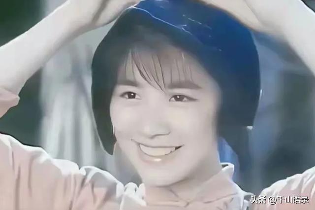 66岁迟蓬素颜被偶遇！穿洞洞鞋似邻居，《生万物》演技获赞