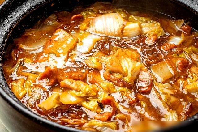 白菜炖豆腐，先炒白菜还是豆腐？大厨教你正确顺序，鲜香又入味