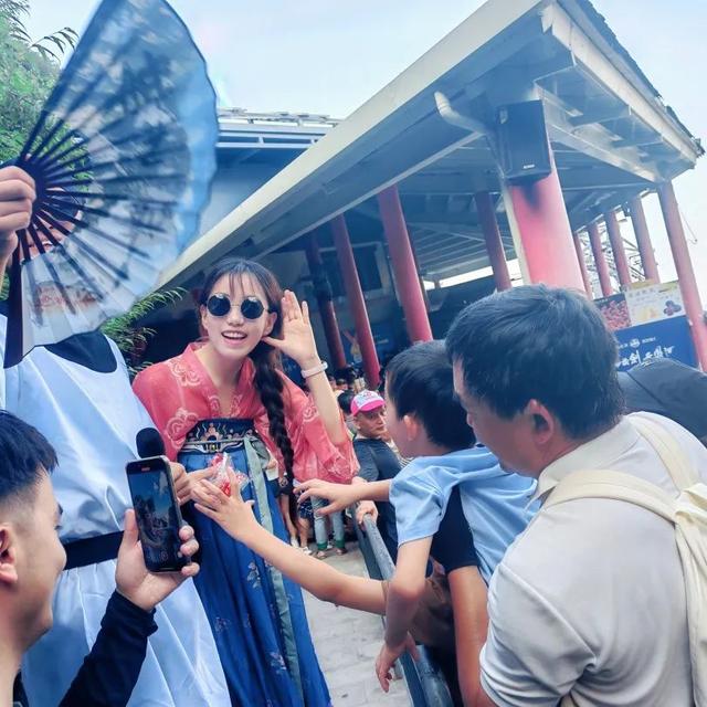 华山：排队也能嗨翻天？北峰索道这波操作我给满分！