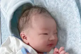 宝宝聪明的特征，出生第一月就有5个，若能占一半，应该窃喜图片