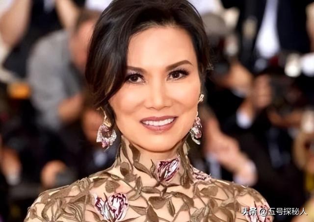 睡完首富睡总统！从厂妹到顶级名媛，捞金268亿的她，到底凭啥？