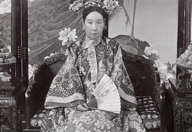 清朝灭亡后，李莲英姐姐才敢说出实情：慈禧其实不是病死的！