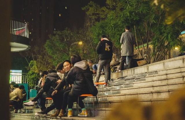 帅气的体育老师，把我叫到器材室，手把手教我“特殊”动作