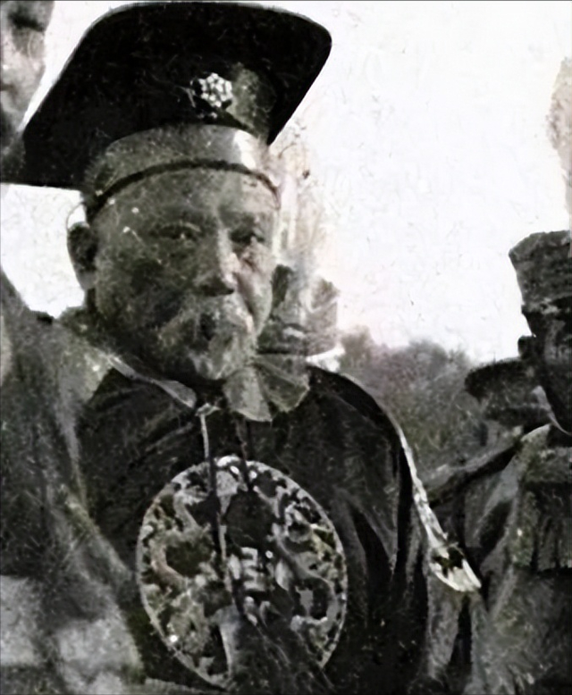 临死前袁世凯把儿子叫到床前：你不要送葬，开枪打死穿红衣服的人