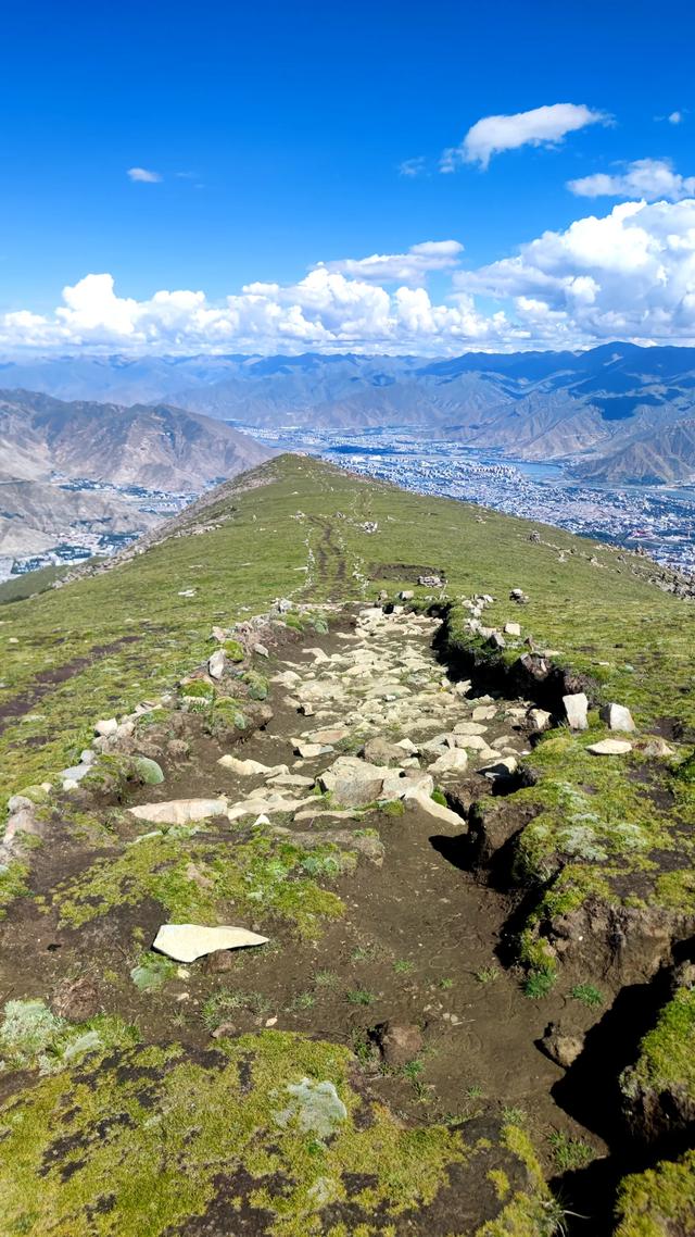 爬拉萨哲蚌寺后山，从海拔3600米到山顶5300米，上下20公里