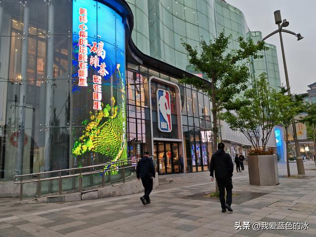 从中国美术馆出来，钻胡同，一路逛到王府井大街