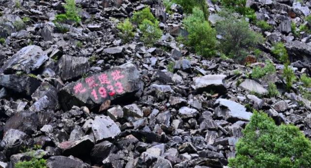 四川古城瞬间坠入深渊，幸存者回忆：跳了几十个裂缝壕沟才逃脱