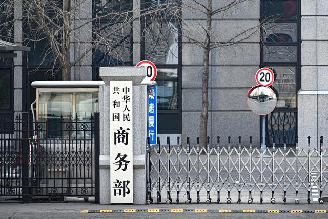 中美谈判加入新筹码，特朗普被逼下场，美财长预告，重大突破要来