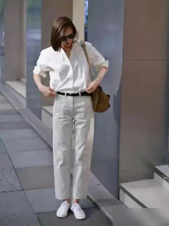 白裤子配什么衣服才能清爽又高级，红色是不错的选择