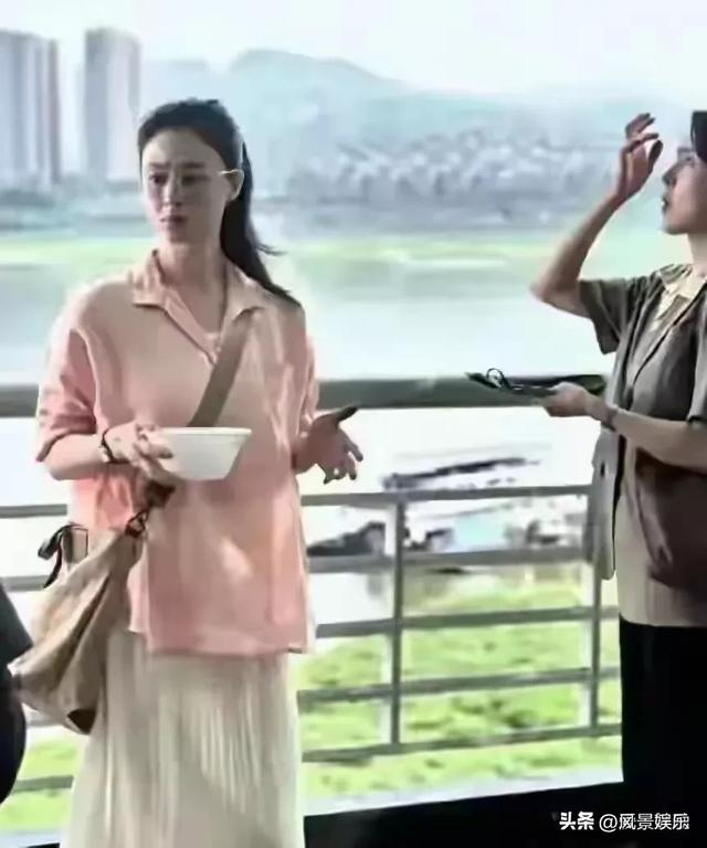 41岁的蒋欣在重庆炸街，瘦成排骨胸筷子腿仍凹凸有致有魅力