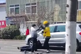 从视频里看，外卖小哥对两位老人下手凶狠，原因找到了图片