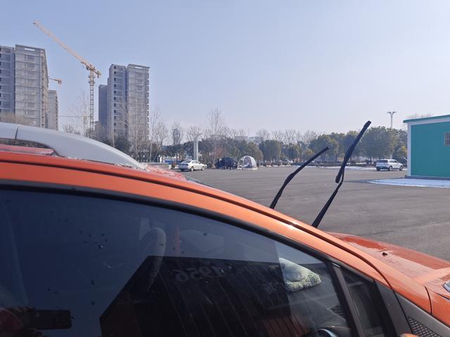 生活虐我千万遍我待生活如初恋，羡慕雪后在广场搭帐篷野炊一家人