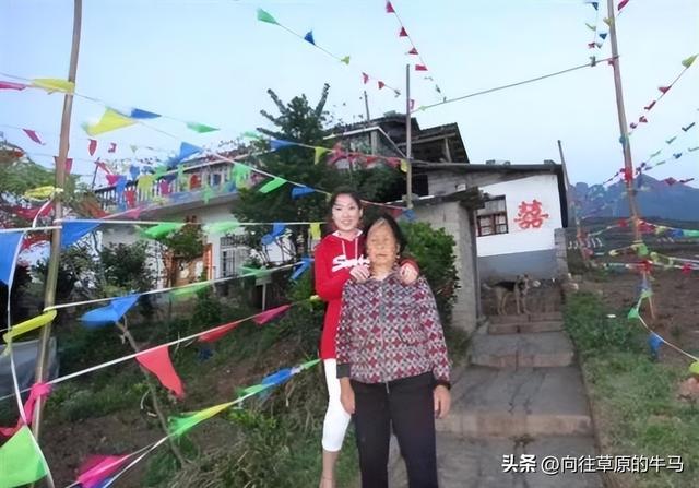 云南女孩四岁被奶奶赶出家门 外婆养大她 如今带88岁外婆北京看升旗